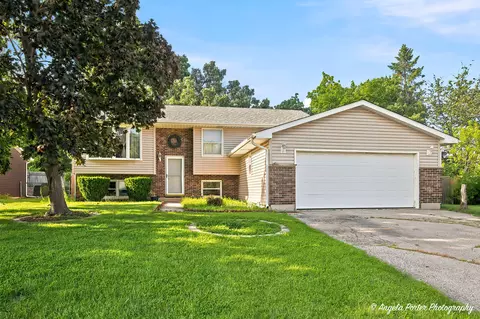 Exterior - 2494 Forest View Rd, Lindenhurst, IL 60046 photo 2 of 6