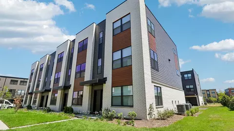 2227 Waters Edge Dr, Schaumburg, IL 60173