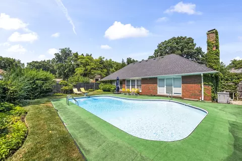 Exterior - 1 Oak Creek Rd, Rolling Meadows, IL 60008 photo 5 of 7