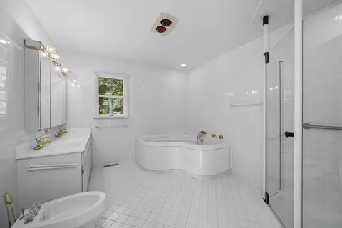 Bath - 1 Oak Creek Rd, Rolling Meadows, IL 60008 photo 2 of 3