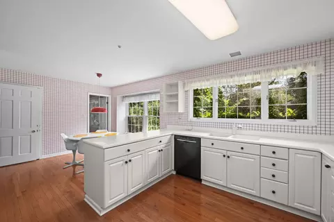Kitchen - 1 Oak Creek Rd, Rolling Meadows, IL 60008 photo 4 of 5