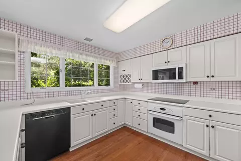 Kitchen - 1 Oak Creek Rd, Rolling Meadows, IL 60008 photo 5 of 5