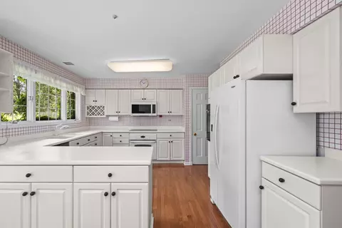 Kitchen - 1 Oak Creek Rd, Rolling Meadows, IL 60008 photo 3 of 5