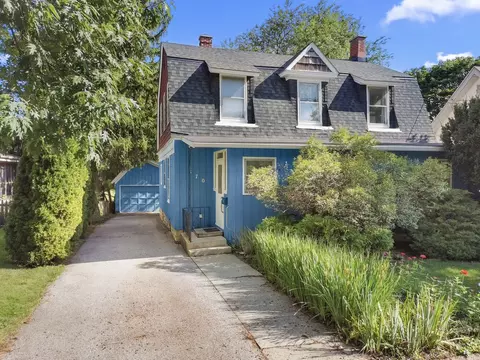370 Lincoln Ave, Woodstock, IL 60098