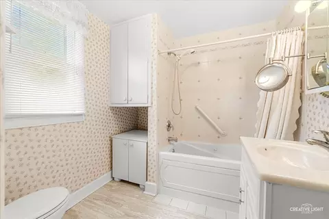 Bath - 386 E Chicago St, Elgin, IL 60120 photo 4 of 5