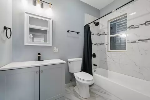 Bath - 7005 S Eberhart Ave, Chicago, IL 60637 photo 1 of 1