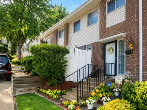 885 White Oak Ln, University Park, IL 60484