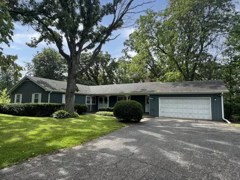 7409 Chesterfield Rd, Crystal Lake, IL 60012