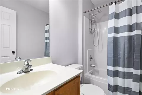 Bath - 2002 Ashbrook Ct, Plainfield, IL 60586 photo 2 of 3