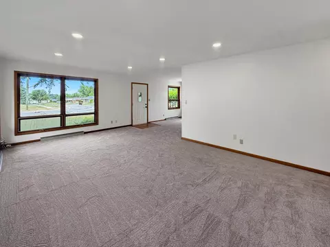 Living - 1346 Empire Ct, Freeport, IL 61032 photo 3 of 4