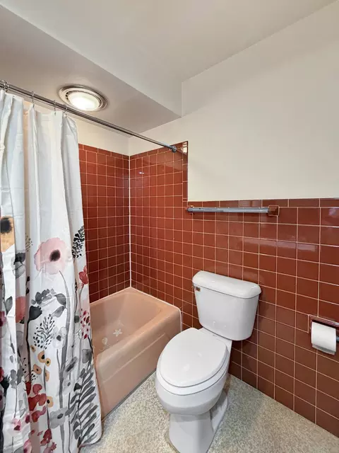 Bath - 1346 Empire Ct, Freeport, IL 61032 photo 3 of 4