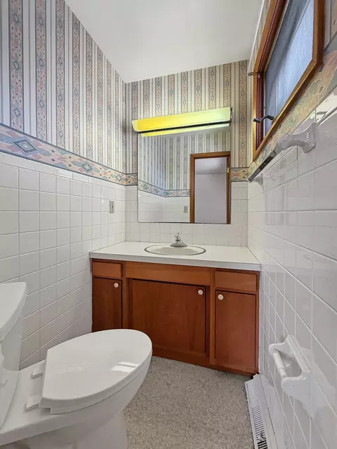 Bath - 1346 Empire Ct, Freeport, IL 61032 photo 1 of 4
