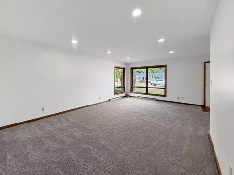 Living - 1346 Empire Ct, Freeport, IL 61032 photo 4 of 4