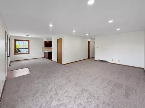 Living - 1346 Empire Ct, Freeport, IL 61032 photo 2 of 4