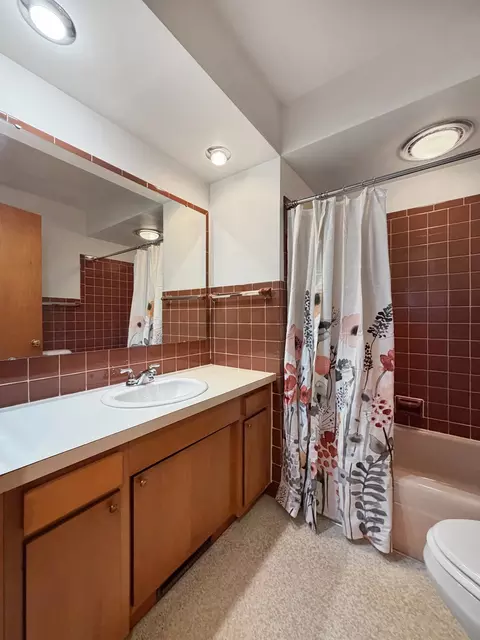 Bath - 1346 Empire Ct, Freeport, IL 61032 photo 2 of 4