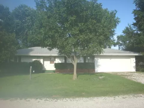 498 Park St, Cissna Park, IL 60924