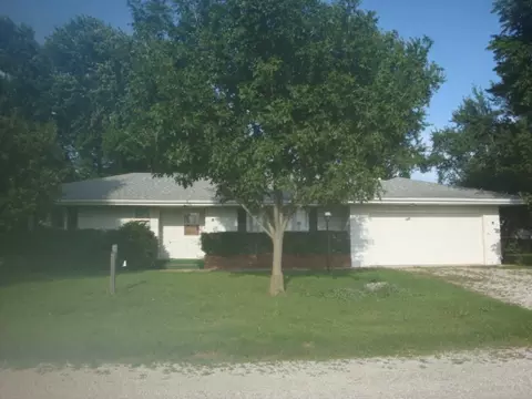 498 Park St, Cissna Park, IL 60924