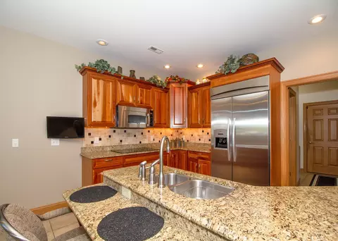 Kitchen - 17 Villa Dr, Hampton, IL 61256 photo 3 of 4