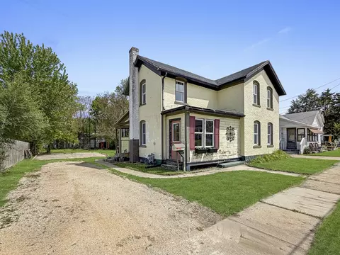 922 E Shawnee St, Freeport, IL 61032 photo 1