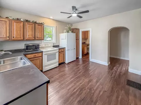 922 E Shawnee St, Freeport, IL 61032 photo 6