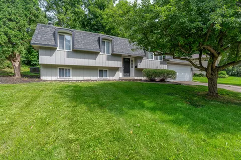 4430 Canterbury Ln, Davenport, IA 52806