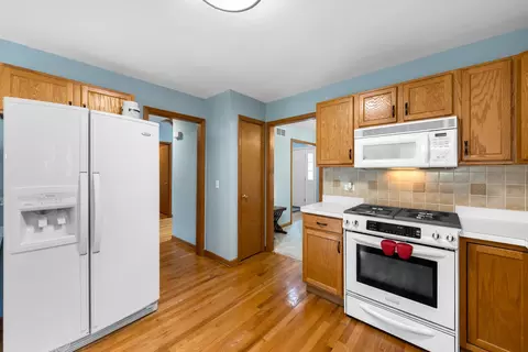 Kitchen - 855 Ayers St, Bolingbrook, IL 60440 photo 3 of 4