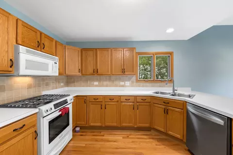 Kitchen - 855 Ayers St, Bolingbrook, IL 60440 photo 2 of 4