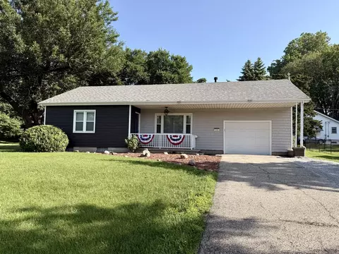 101 S Fairview Pl, Clinton, IL 61727