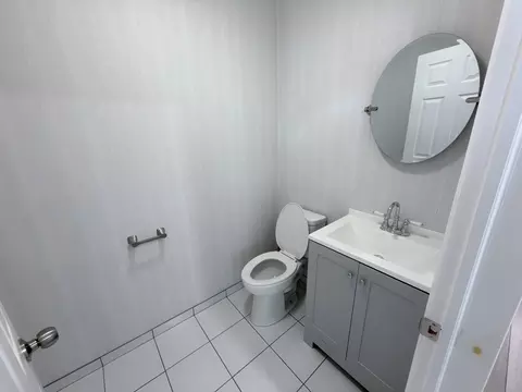 Bath - 5132 S Hamlin Ave, Chicago, IL 60632 photo 1 of 3