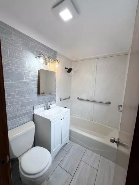 Bath - 5132 S Hamlin Ave, Chicago, IL 60632 photo 2 of 3