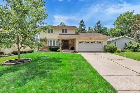 2308 Queens Ct, Bettendorf, IA 52722