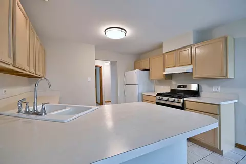 Kitchen - 148 Schiller Sq, Itasca, IL 60143 photo 3 of 6