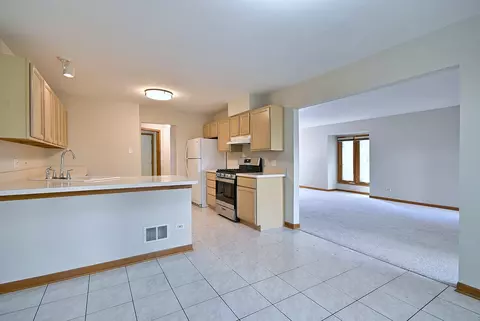 Kitchen - 148 Schiller Sq, Itasca, IL 60143 photo 1 of 6