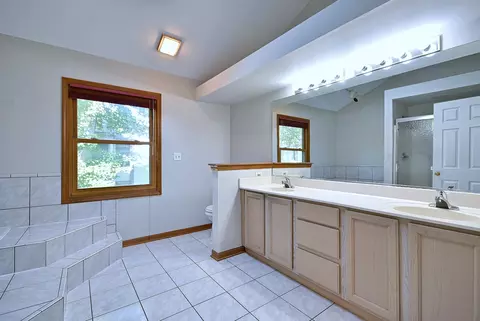 Bath - 148 Schiller Sq, Itasca, IL 60143 photo 4 of 5