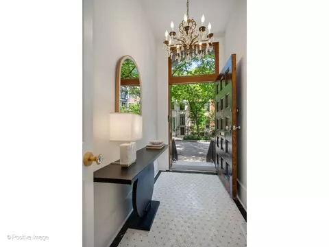 43 Elm St, Chicago, IL 60611 photo 2