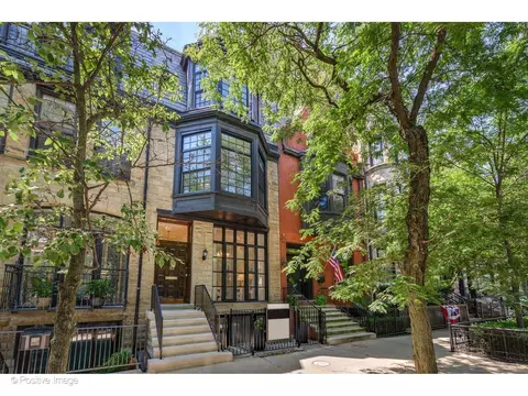 43 Elm St, Chicago, IL 60611