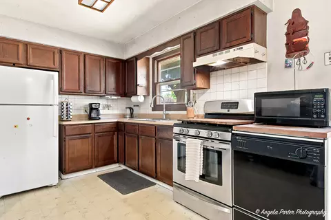 Kitchen - 4800 Willow Ln, Mchenry, IL 60050 photo 1 of 2