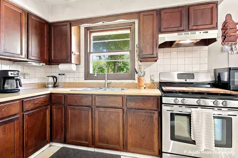 Kitchen - 4800 Willow Ln, Mchenry, IL 60050 photo 2 of 2