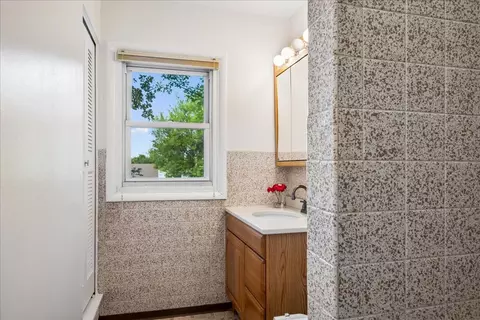 Bath - 705 Northview Ln, Hoffman Estates, IL 60169 photo 3 of 3