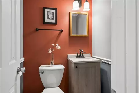 Bath - 705 Northview Ln, Hoffman Estates, IL 60169 photo 1 of 3