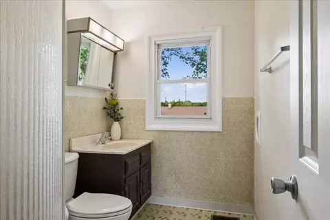 Bath - 705 Northview Ln, Hoffman Estates, IL 60169 photo 2 of 3