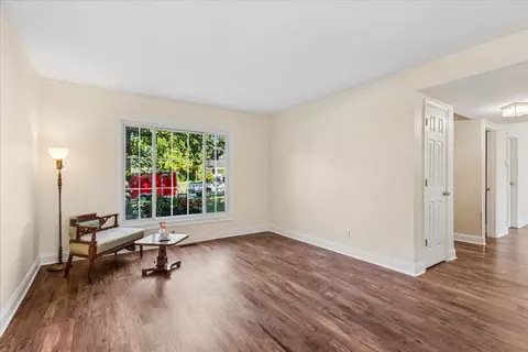 Living - 705 Northview Ln, Hoffman Estates, IL 60169 photo 2 of 3