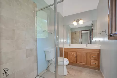 Bath - 628 Camelot Dr, Burr Ridge, IL 60527 photo 1 of 4