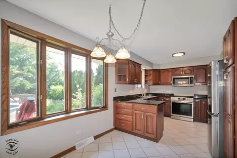 Kitchen - 628 Camelot Dr, Burr Ridge, IL 60527 photo 1 of 4