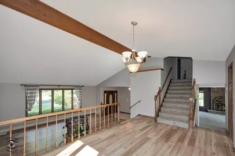 Entry Way - 628 Camelot Dr, Burr Ridge, IL 60527 photo 2 of 2