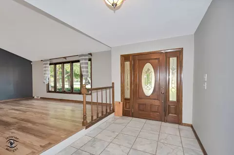 Entry Way - 628 Camelot Dr, Burr Ridge, IL 60527 photo 1 of 2
