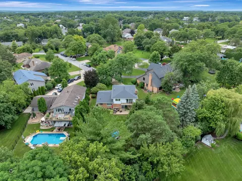 View/Area - 628 Camelot Dr, Burr Ridge, IL 60527 photo 3 of 5