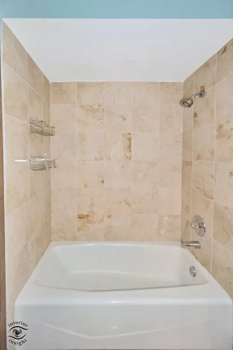 Bath - 628 Camelot Dr, Burr Ridge, IL 60527 photo 3 of 4
