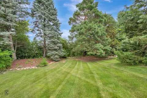 Exterior - 628 Camelot Dr, Burr Ridge, IL 60527 photo 4 of 6