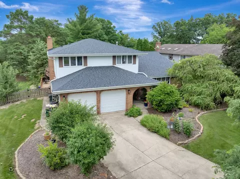 View/Area - 628 Camelot Dr, Burr Ridge, IL 60527 photo 4 of 5